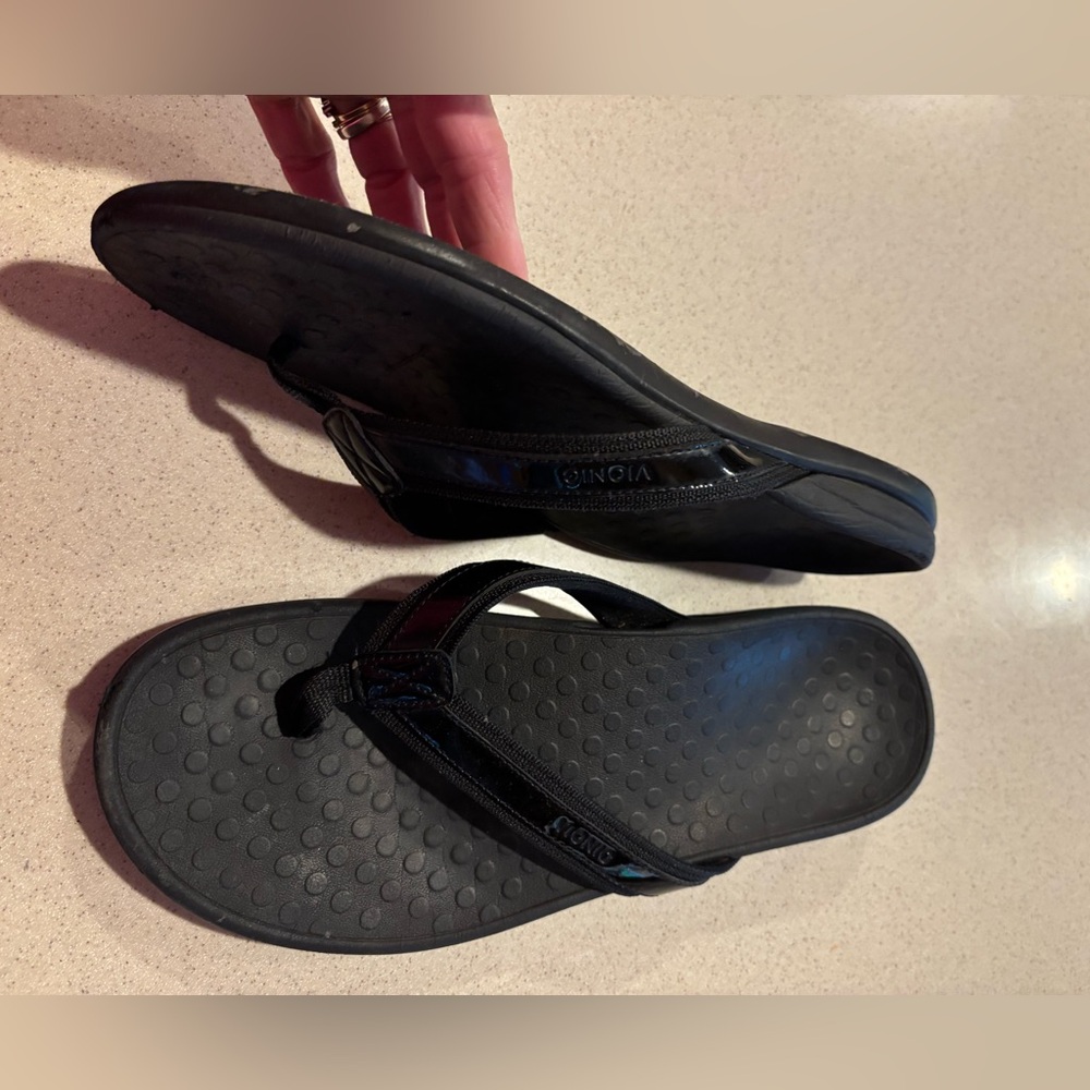 Vionic Black Flip Flop Sandals